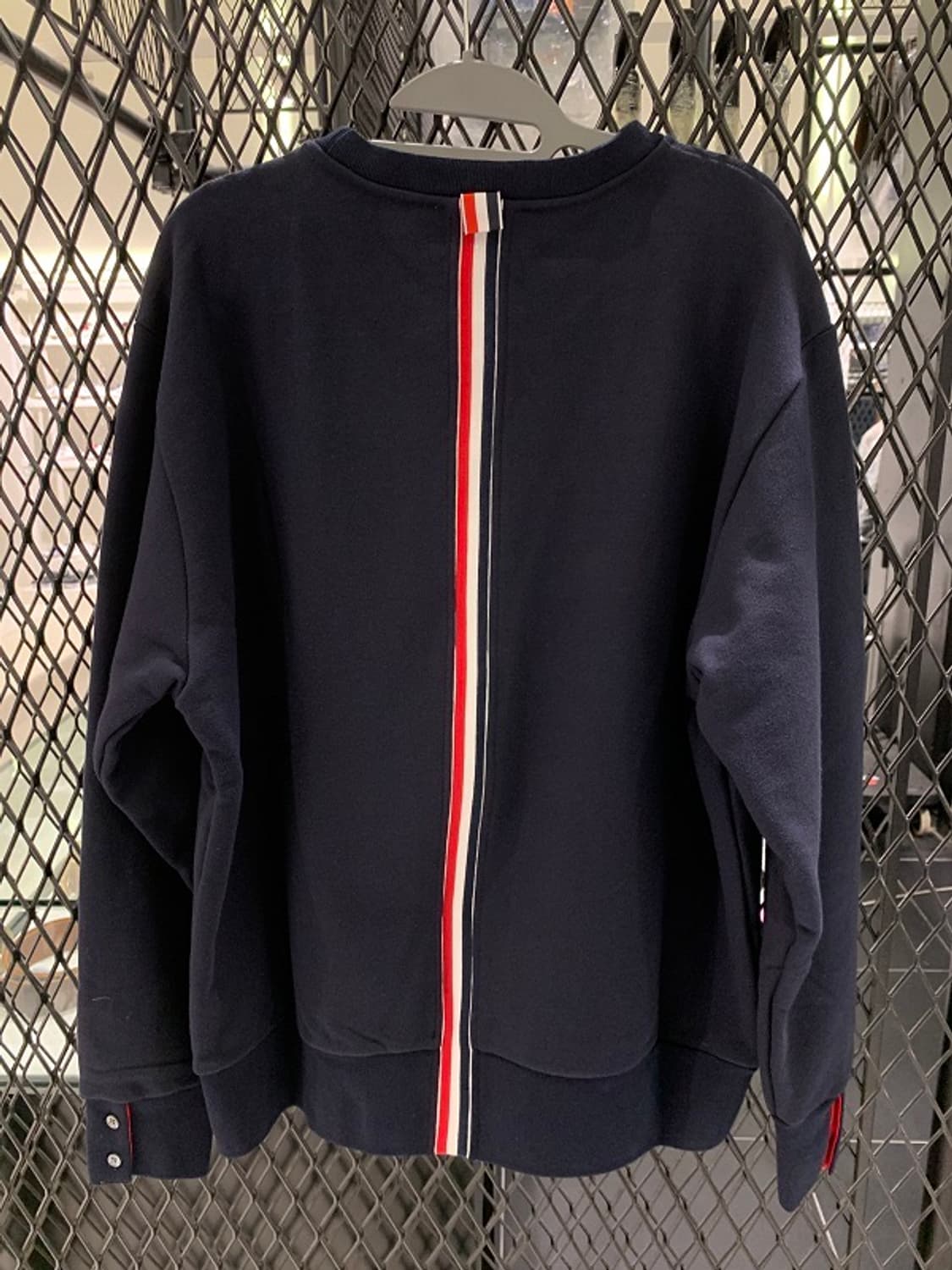 [4] 톰브라운 백삼선 맨투맨 상품이미지1