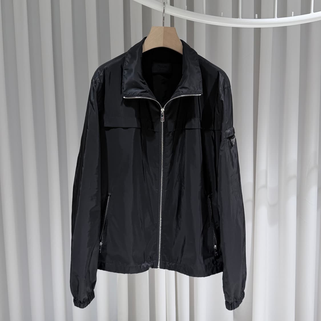 (S+/58) / 프라다 삼각로고 나일론 블랙 바람막이 상품이미지1