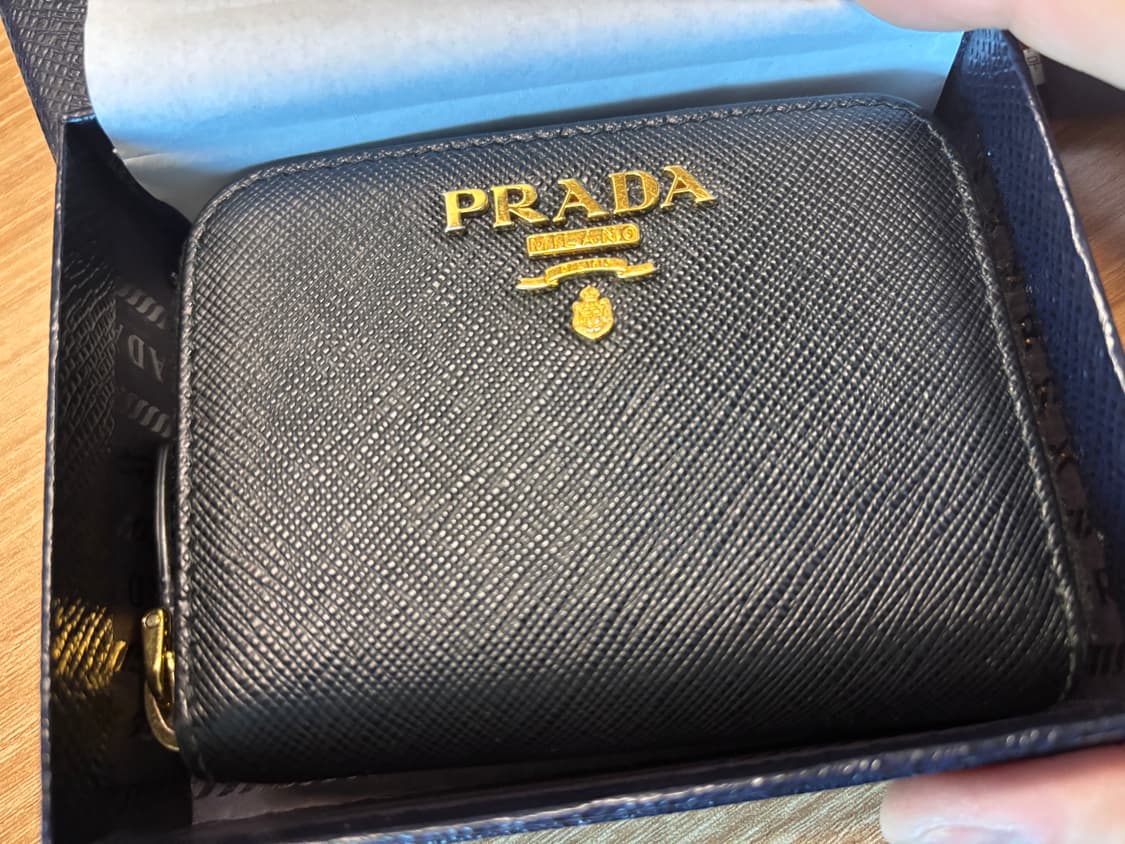 프라다 사피아노 로고 블랙 지퍼 반지갑 상품이미지9