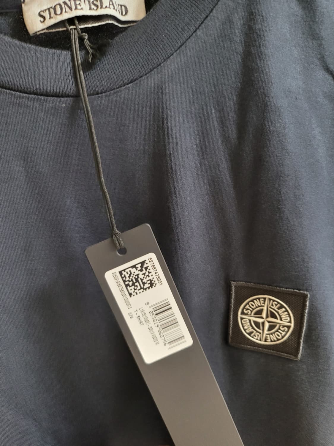 [제목] 옷장 속 '치트키'가 될 한 벌, 스톤아일랜드 네이비 로고 티셔 상품이미지2