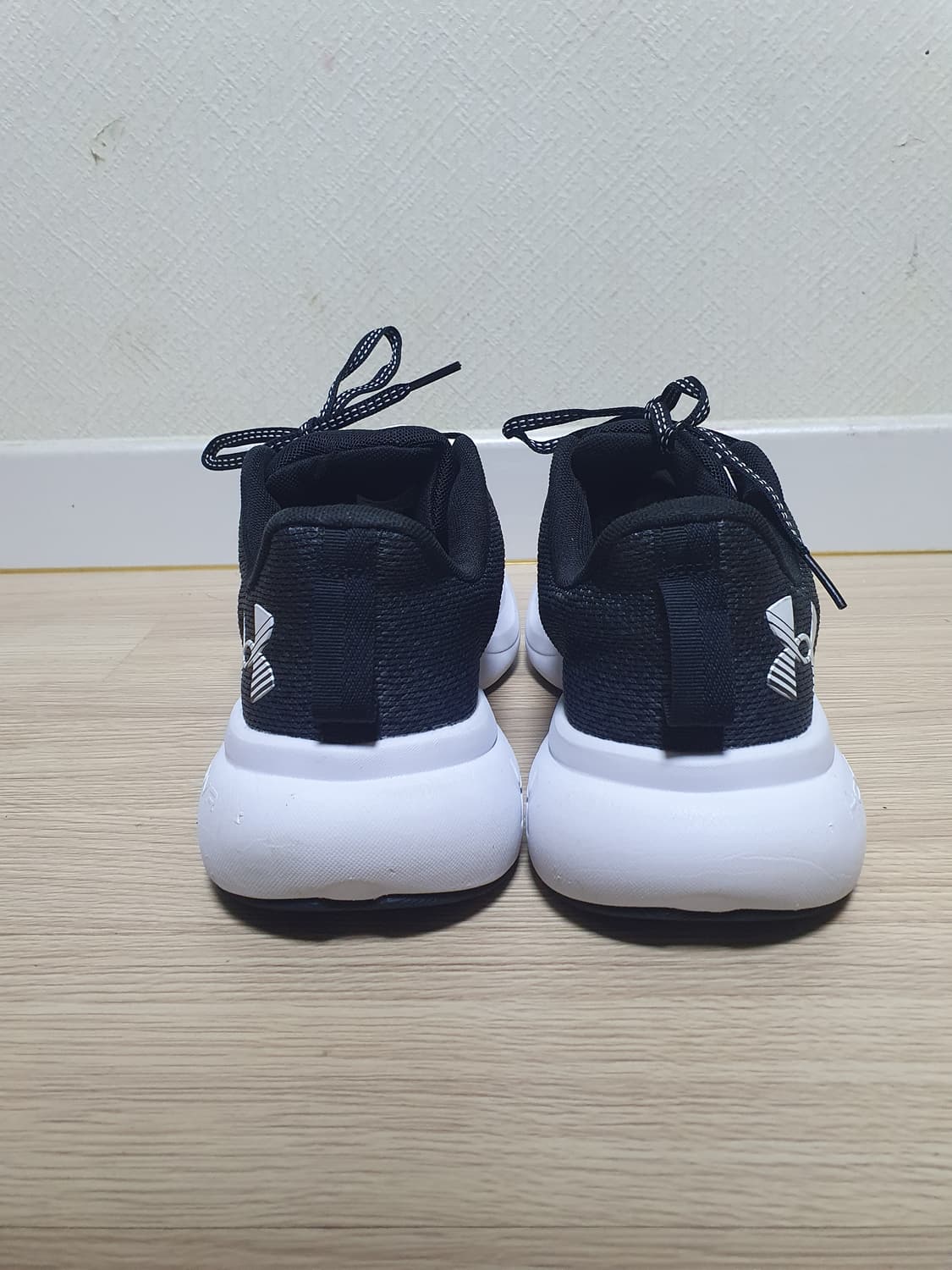 언더아머 HOVR 블랙 운동화 285 상품이미지5