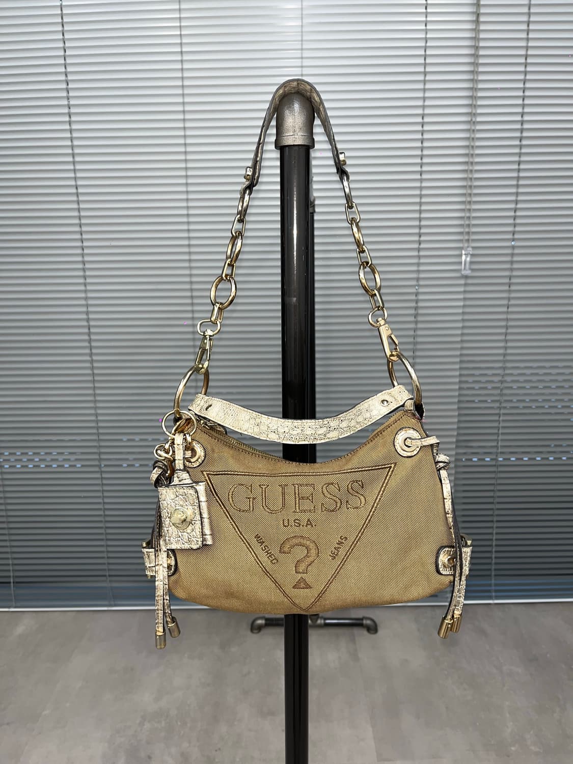 Guess beige key ring shoulder bag 상품이미지5