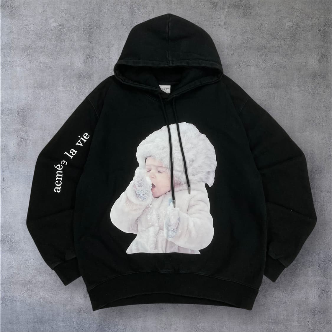 아크메드라비 블랙 컬러 베이비 페이스 빅로고 후드티 상품이미지1