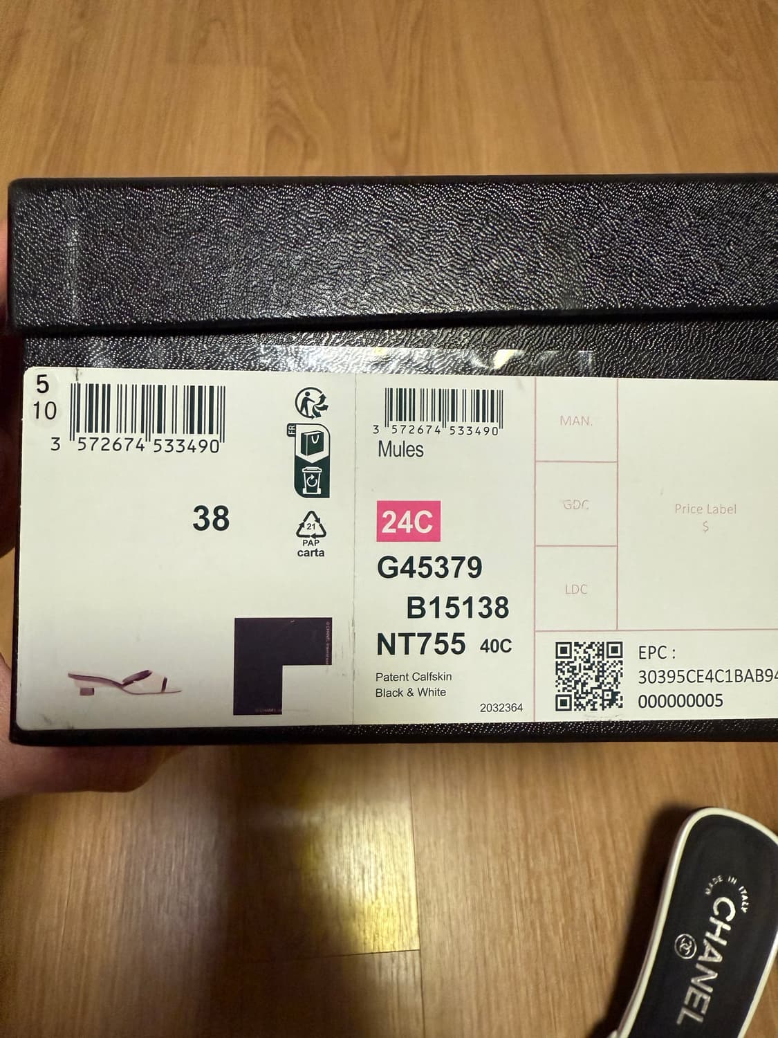 샤넬 24C 에나멜 뮬 슬리퍼 블랙 G45379 38사이즈 상품이미지4