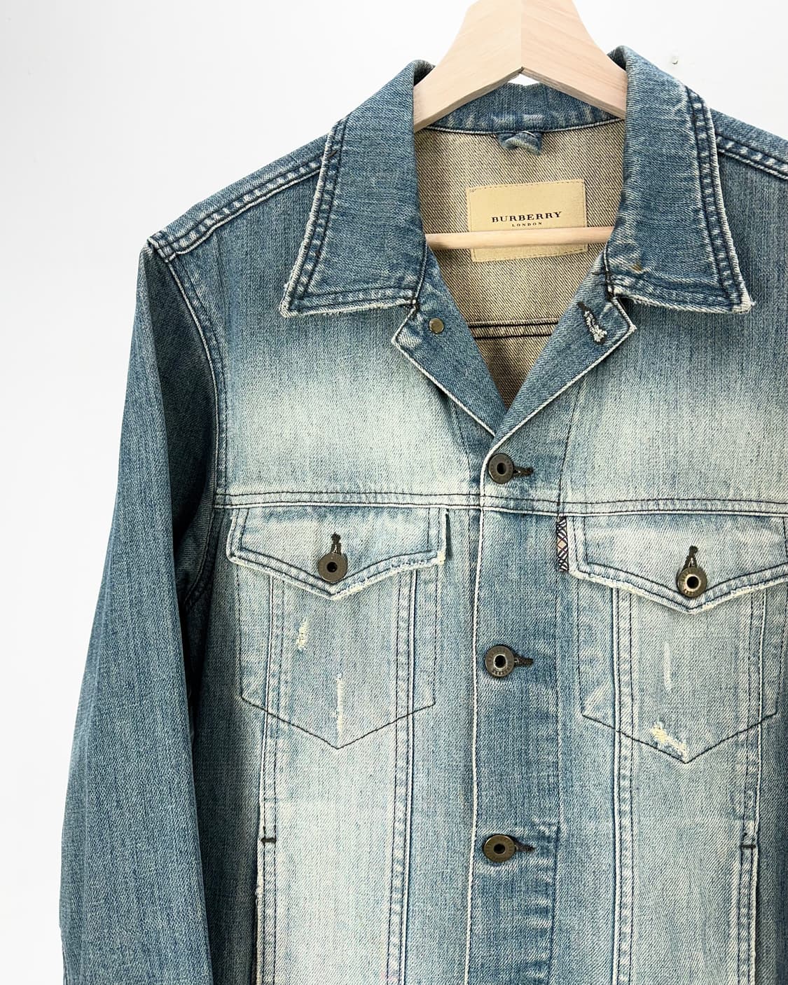 버버리 데님 라이트 워시 트로피컬 데님 트러커 자켓 상품이미지2