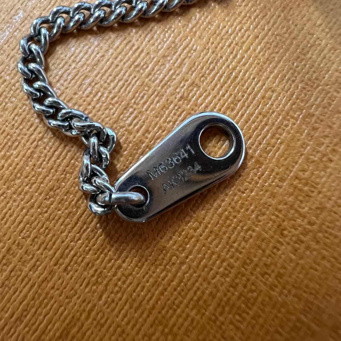 루이비통 모노그램 이클립스 참스 목걸이 상품이미지4