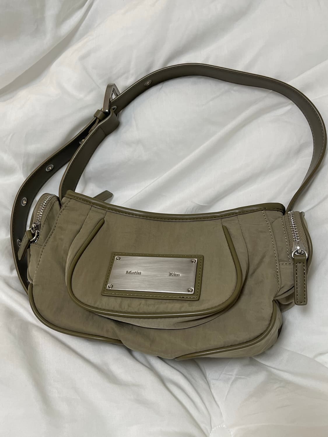 마뗑킴 마들렌 라운드 백 카키 상품이미지1