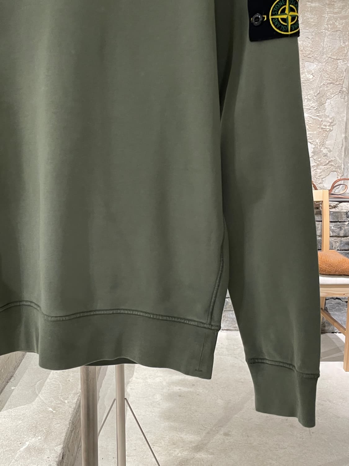 스톤 아일랜드 라이트 카키 와펜 크루넥 스웻 셔츠 상품이미지5