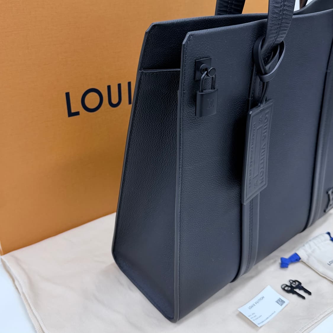 [미사용/선물가능] 루이비통 에어로그램 토트백 블랙 M57308 상품이미지3