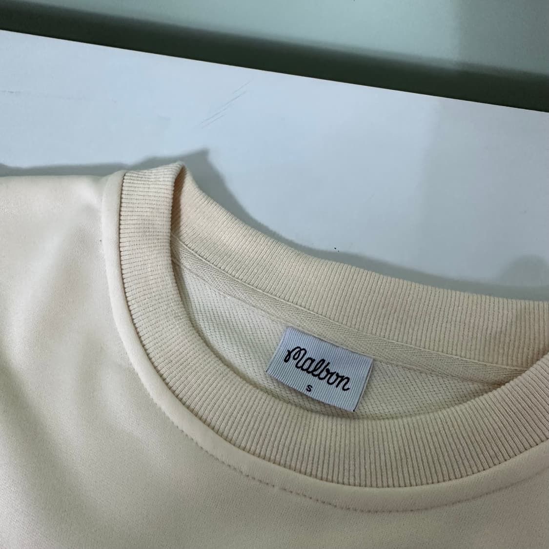 우먼S-M 말본 아이보리 손목로고 맨투맨 상품이미지5