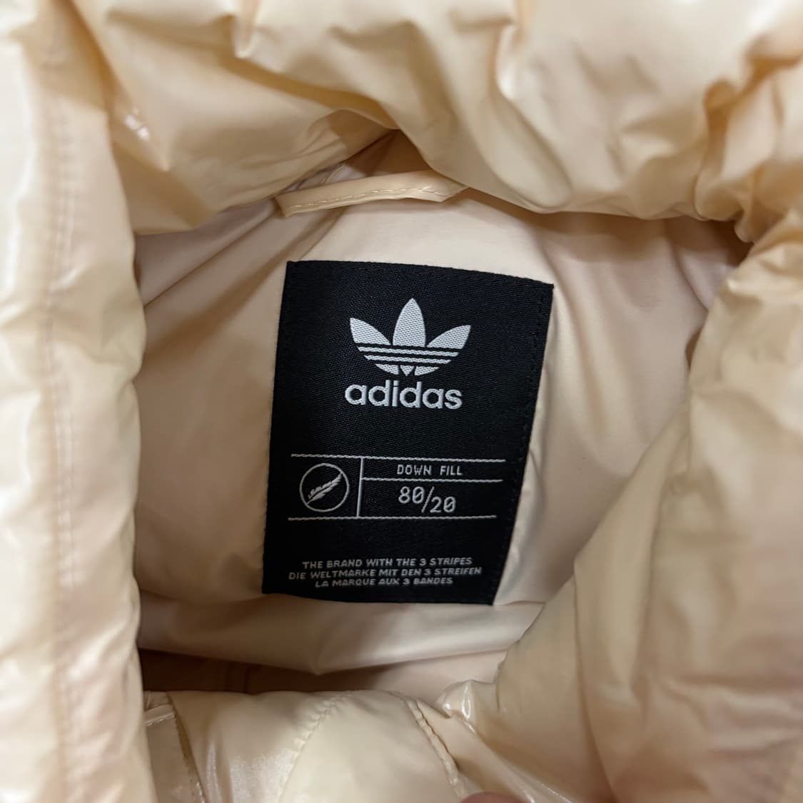 아디다스 크림 화이트 유광 패딩  상품이미지5