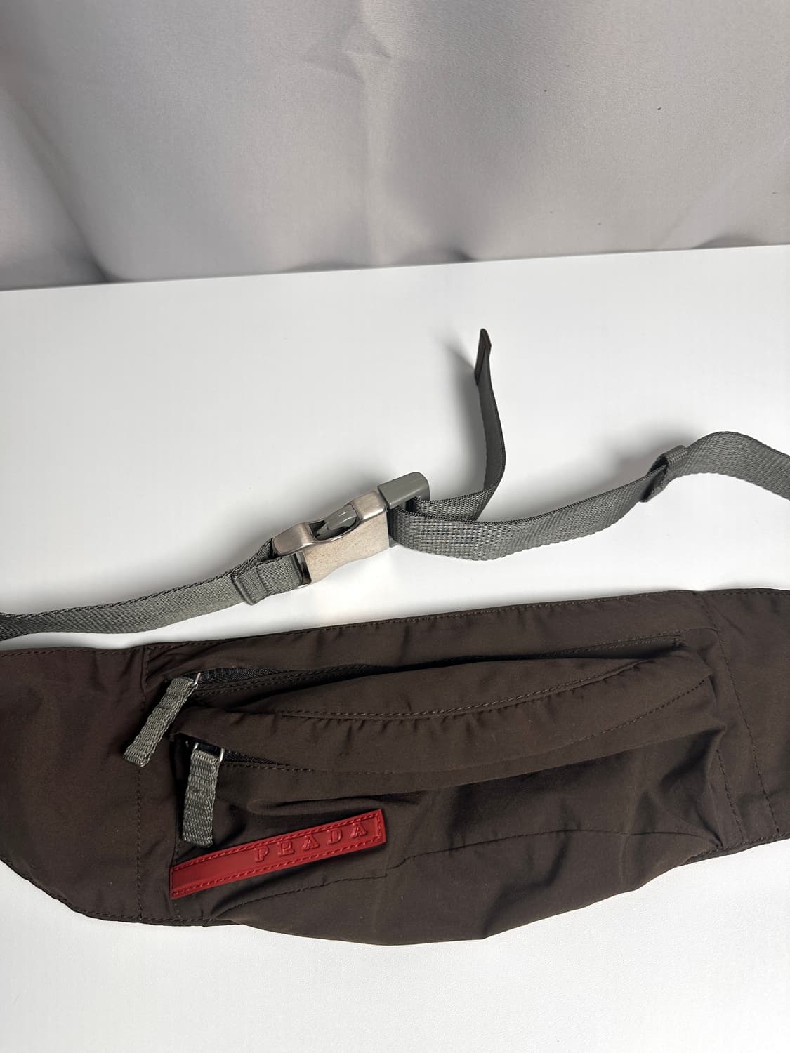 프라다 스포츠 나일론 벨트백 – 테크니컬 미니멀리즘의 상징 상품이미지9