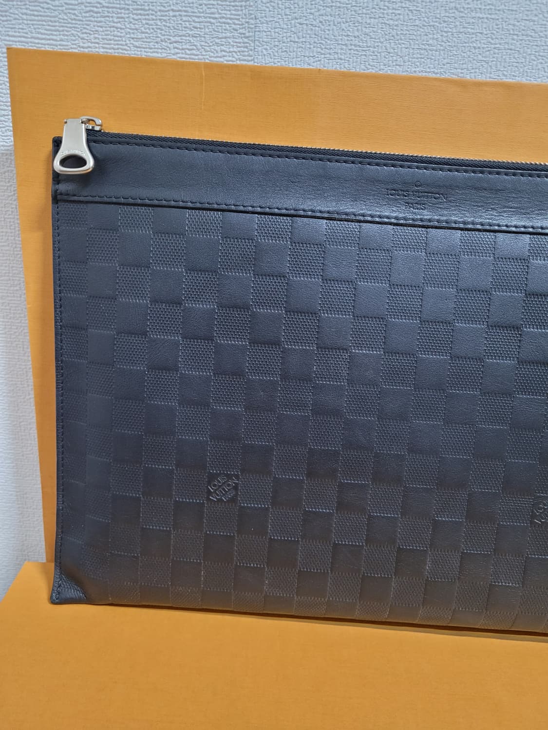 루이비통 포쉐트 다미에 인피니 디스커버리 클러치 상품이미지3