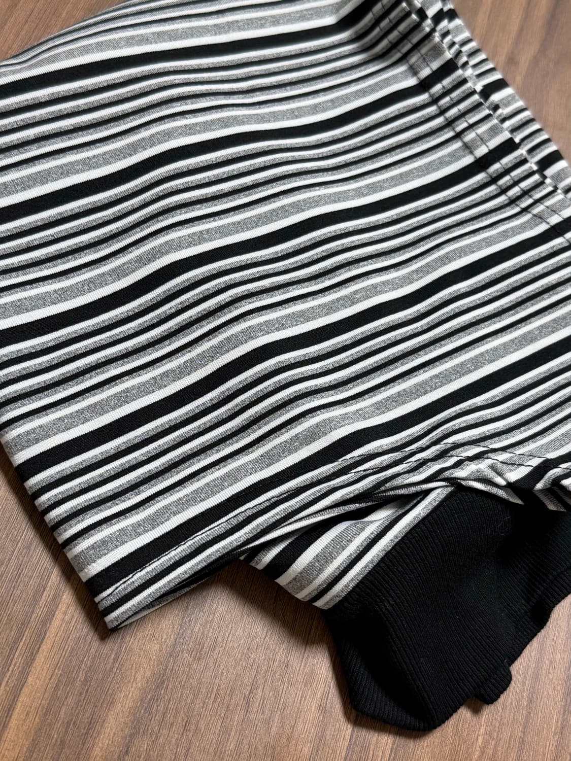 폴리수엠 STRIPE ONE-SHOULDER TOP, BLACK 상품이미지3