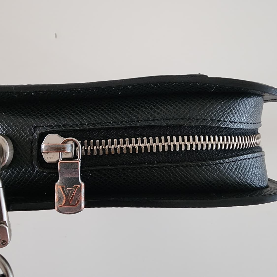정품 루이비통 타이가 포쉐트 바이칼 클러치 세컨백 블랙 상품이미지5