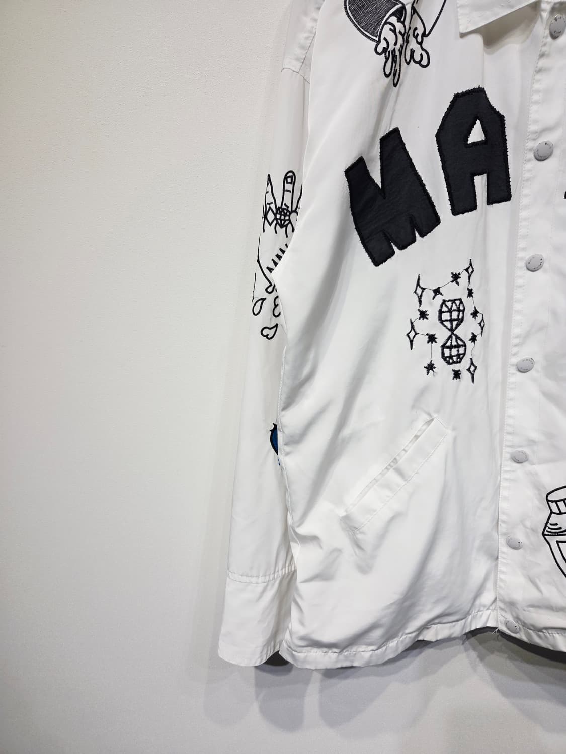 Graphiste Man.G (만지) 화이트 자수 그래픽 코치 자켓 상품이미지4