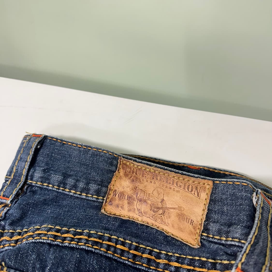 우먼L 트루릴리전 진청워시드 옐로우스티치 데님 청반바지 상품이미지3