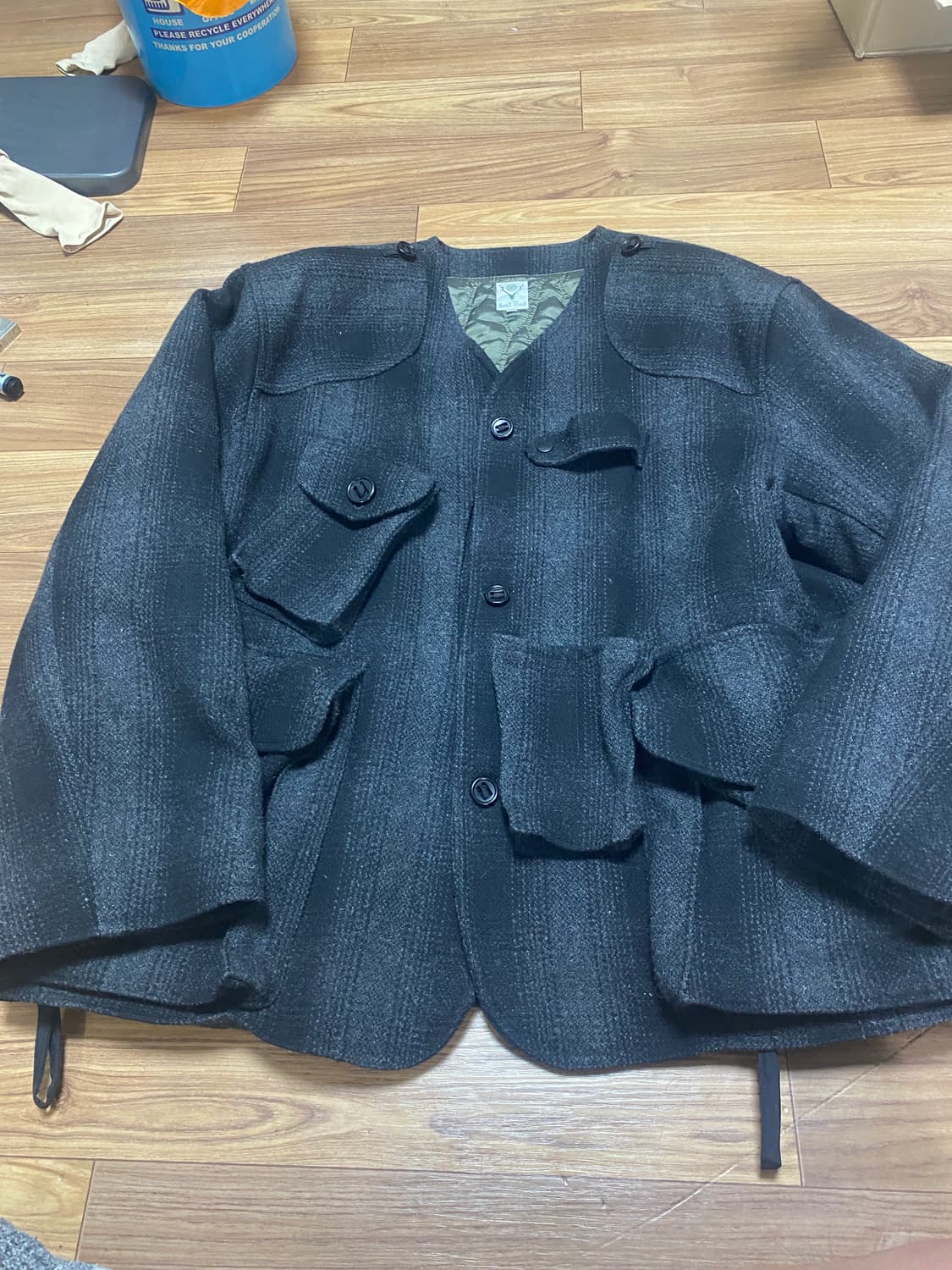 South2 West8의 독특한 디자인이 돋보이는 모직 자켓  상품이미지1