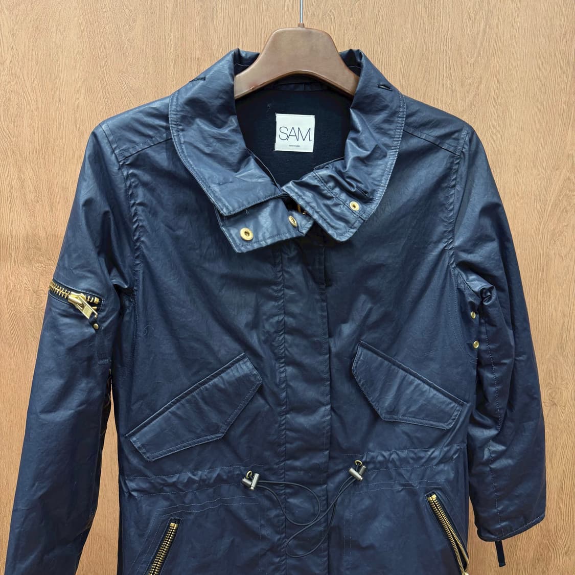 샘 뉴욕 코팅 파카 자켓 허리 밑단 스트링 플랩 지퍼 포켓 디테일 네이비 상품이미지4