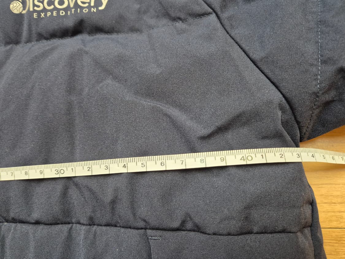 디스커버리 키즈 네이비 패딩 140사이즈입니다. 가슴둘레 73cm이고,  상품이미지4