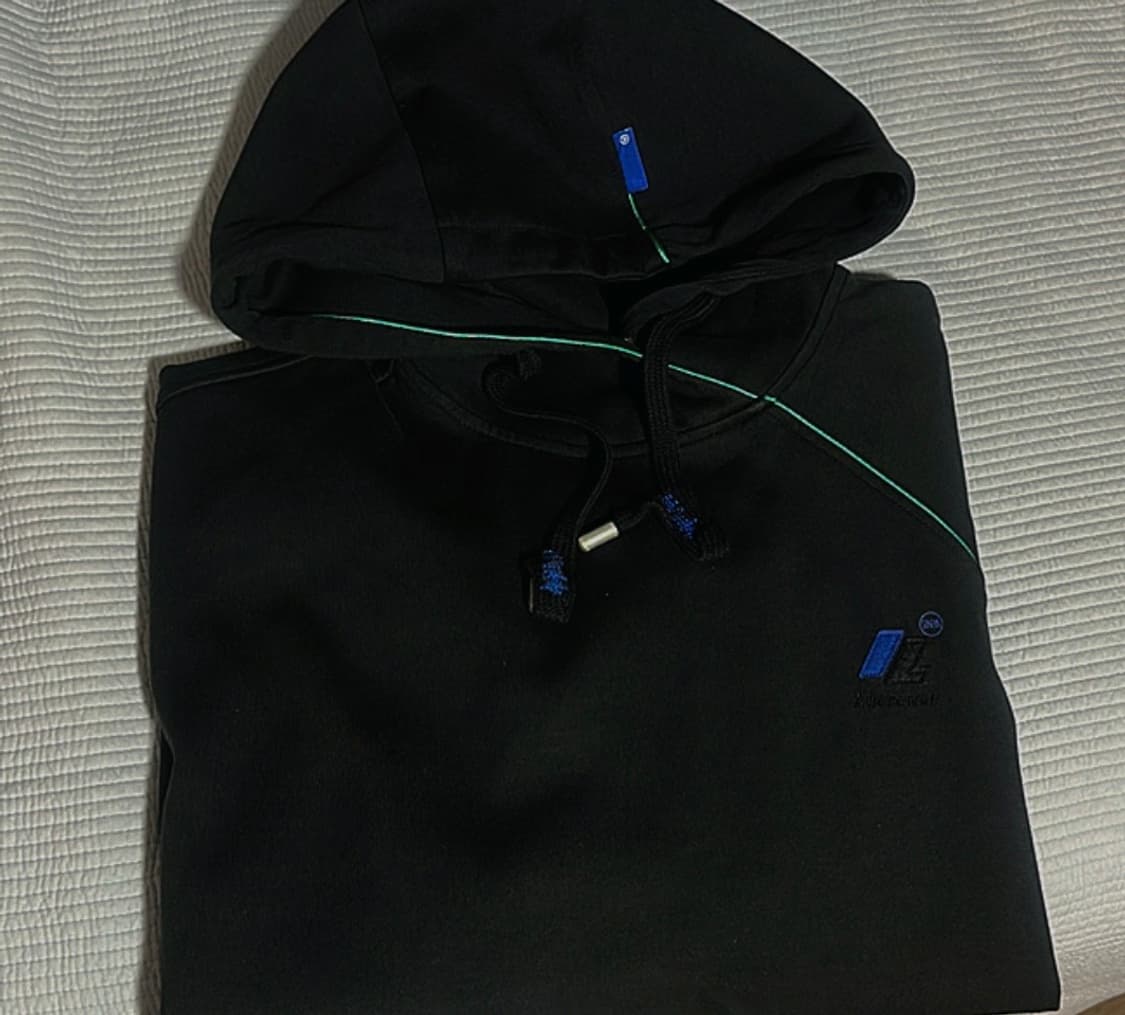 아더에러X자라  콘트라스트 후드 스웨트셔츠 블랙 상품이미지3