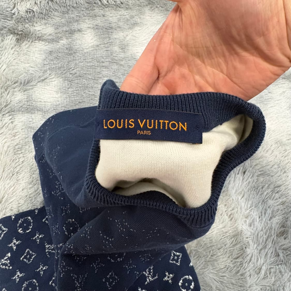 새상품급 루이비통 그라데이션 맨투맨 블루 M사이즈 상품이미지3