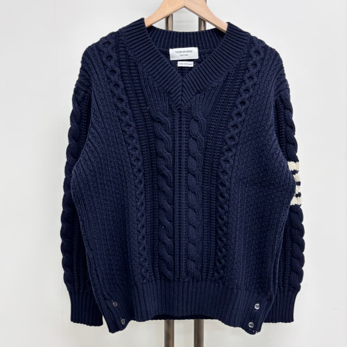 [3]톰브라운 사선완장 브이넥 니트 상품이미지1