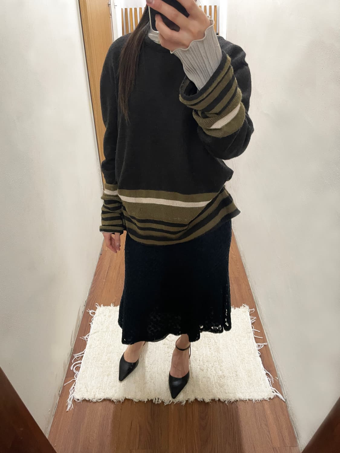 모스키노 칩앤시크 미디 스커트 플라워 시스루 레이스 디테일 플레어핏 블랙 상품이미지1