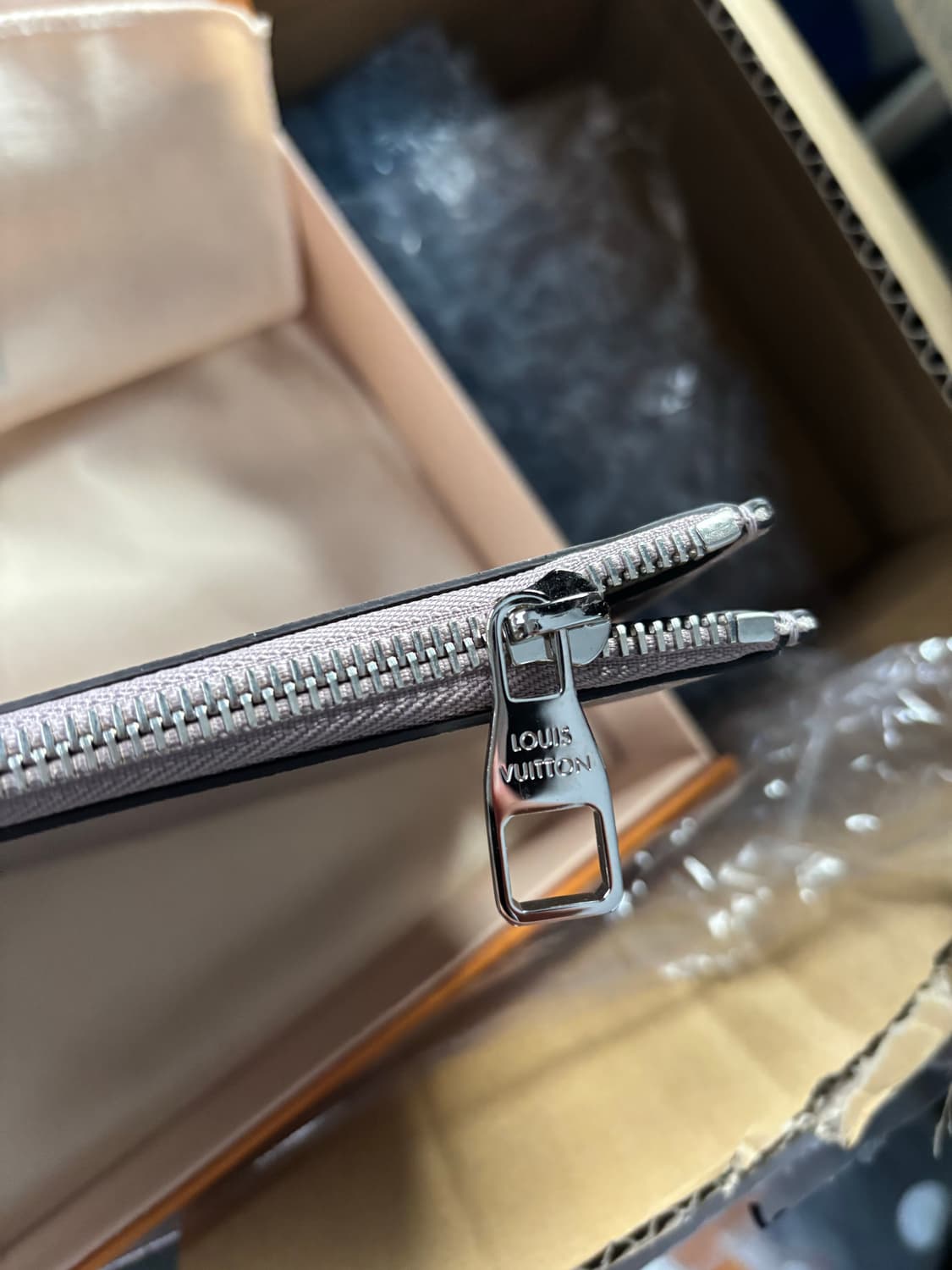 루이비통 포셰트 주르 토프 그레이 클러치백 상품이미지3