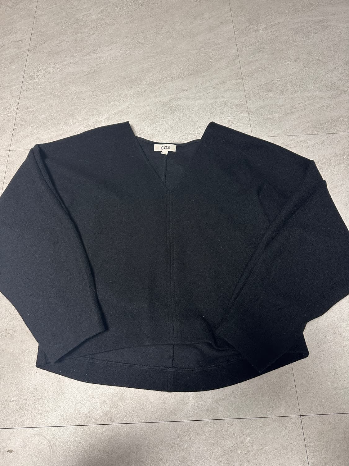 cos 브이넥 보일드 울 스웨터 상품이미지3