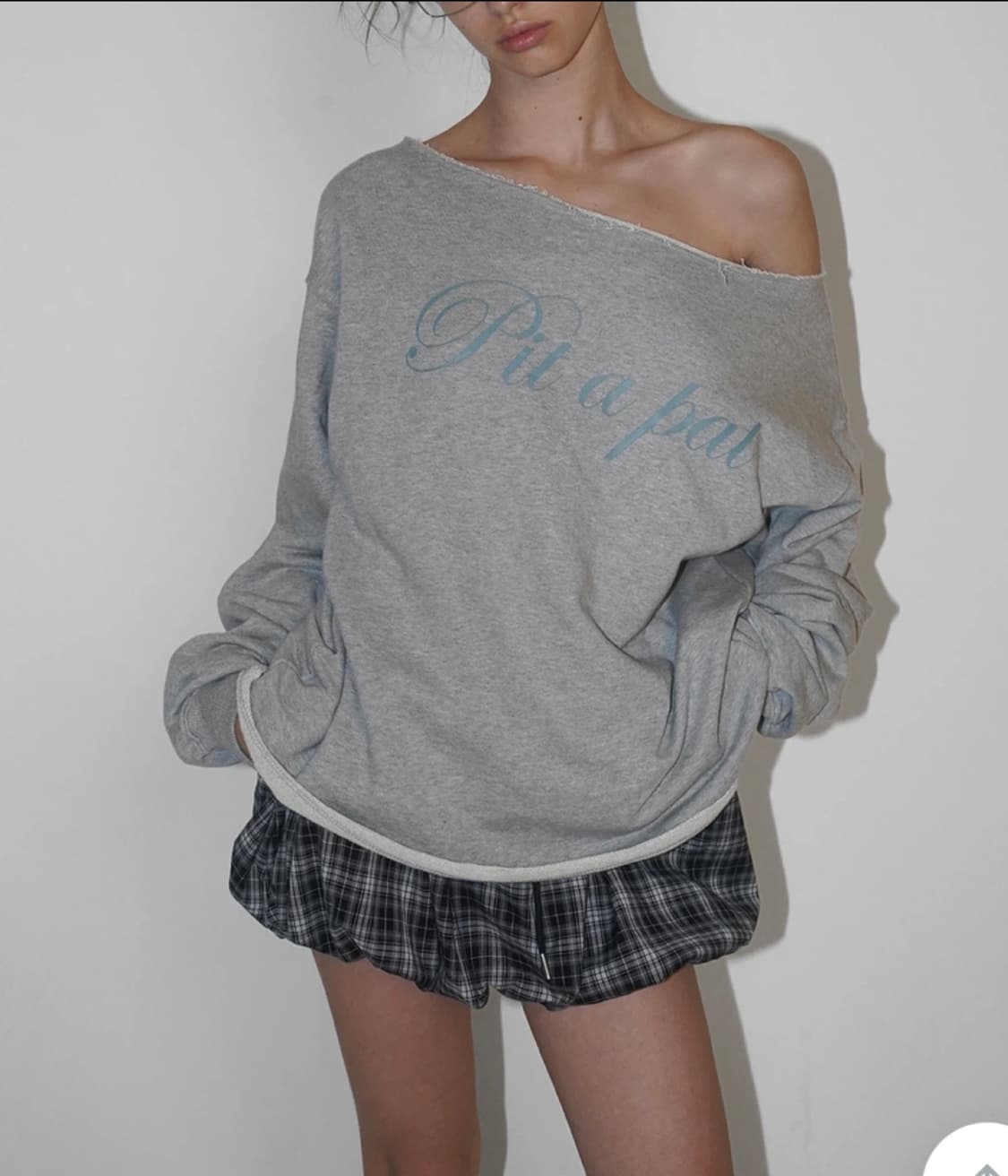 블랙업 기피니 보트넥 프린팅 긴팔티 오프숄더 맨투맨 상품이미지1