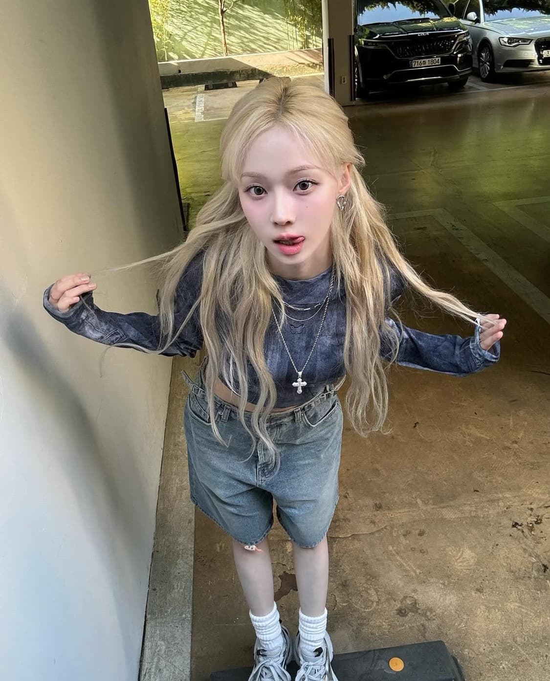 네스티팬시클럽 데님 시스루 워싱 카울 후드 블루 (윈터착용) 상품이미지2