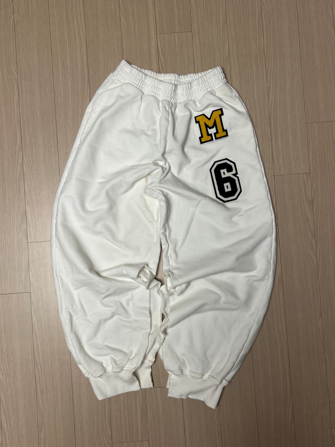 MM6 화이트 절개 조거팬츠 상품이미지1