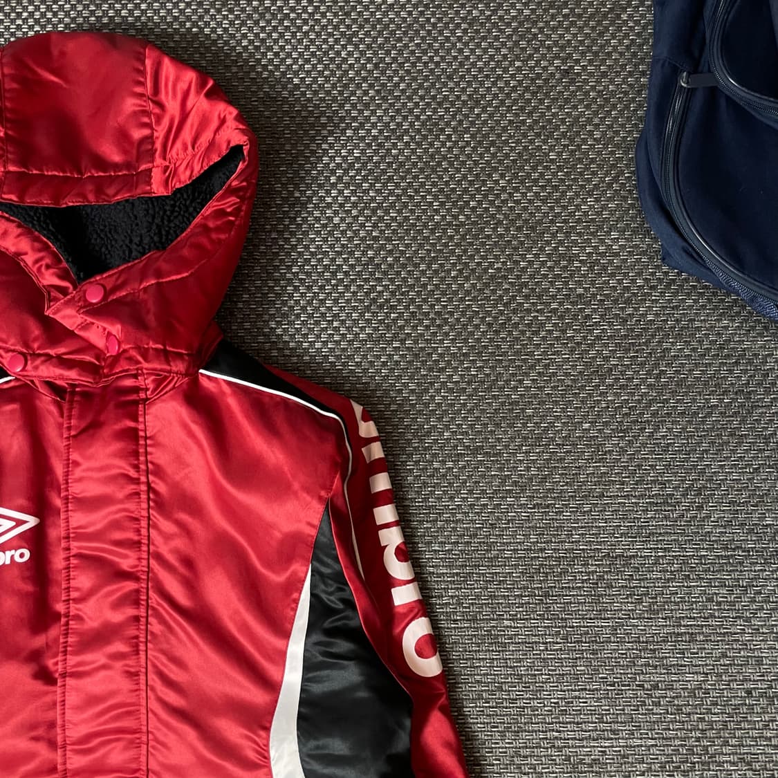 엄브로 레드 블랙 포인트 후드 롱 돕바 상품이미지3