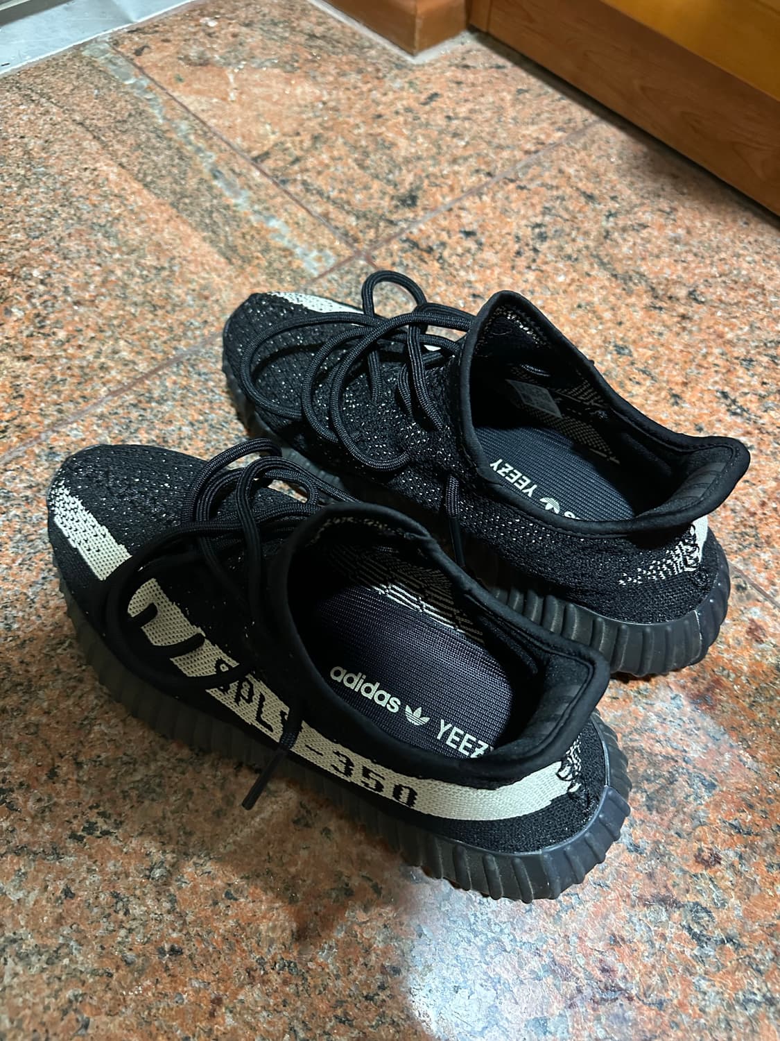 아디다스 이지부스트 350 V2 코어 블랙 화이트 260 상품이미지1