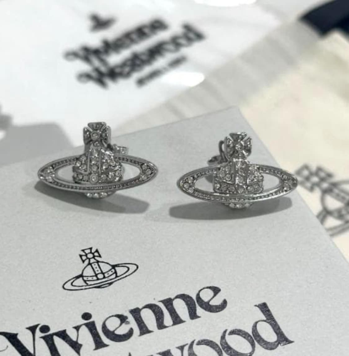 비비안웨스트우드 아카이브 화이트 크리스탈 시그니처 orb 귀걸이 상품이미지2