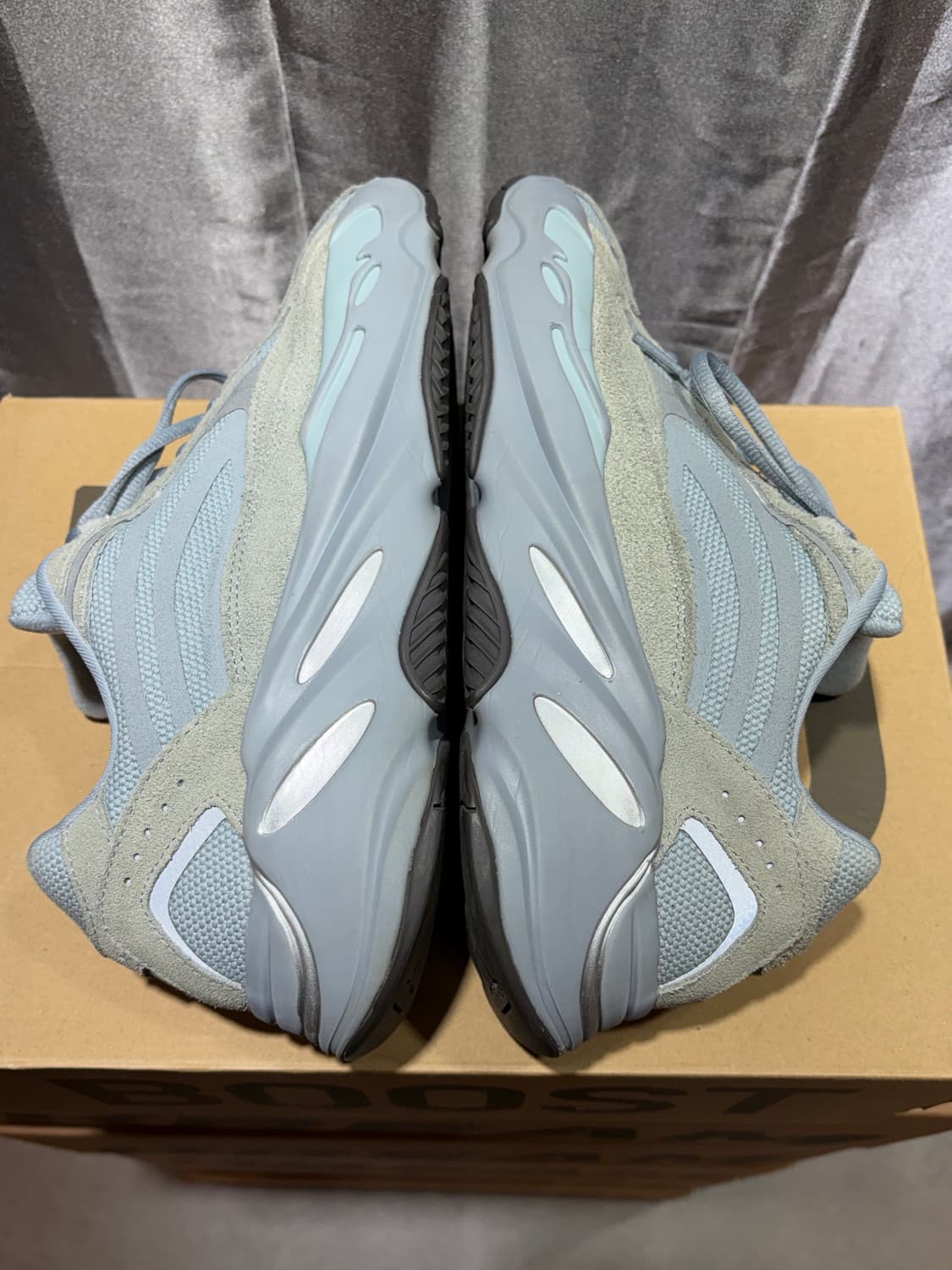 280 아디다스 이지부스트 700 V2 호스피탈 블루 상품이미지6