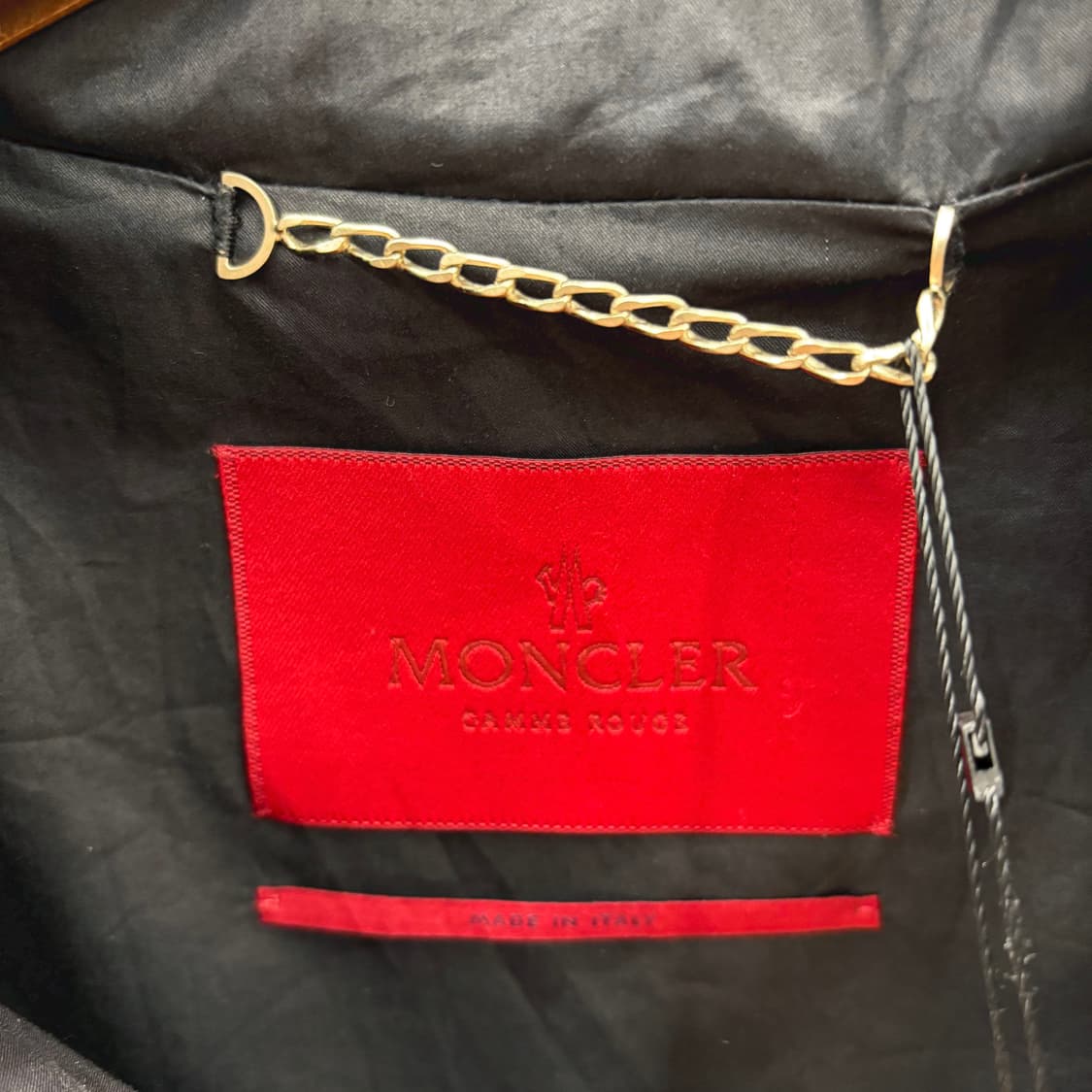 몽클레어 스탠드 칼라 체인 디테일 금장 로고 패치 디테일 블랙 상품이미지7