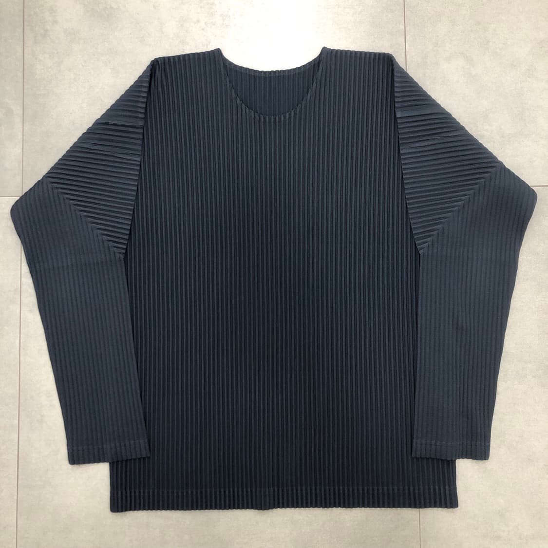 옴므플리세 이세이미야케 플리츠 긴팔티셔츠 네이비 4 상품이미지1