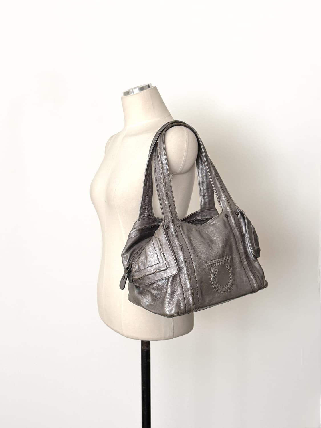 페라가모 메탈릭 레더 간치니 스티치 숄더백 상품이미지1