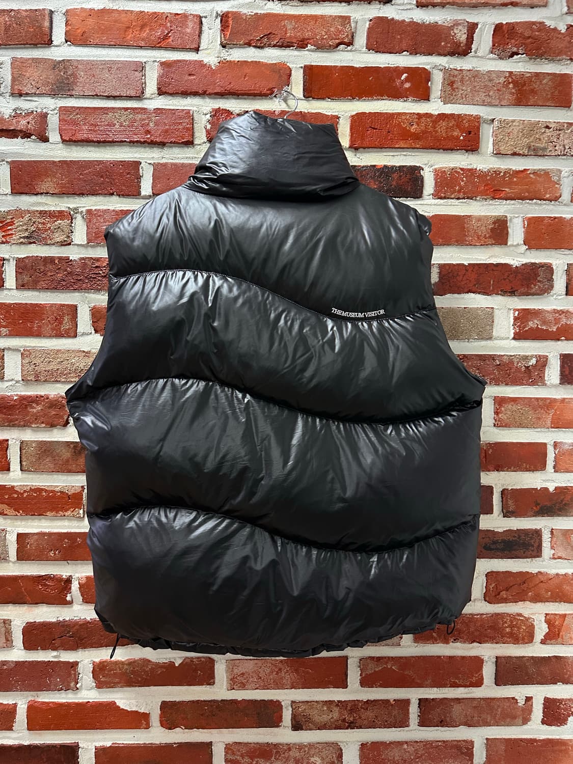 (L) 더뮤지엄비지터 커브트 지퍼 글로시 다운 베스트 상품이미지7