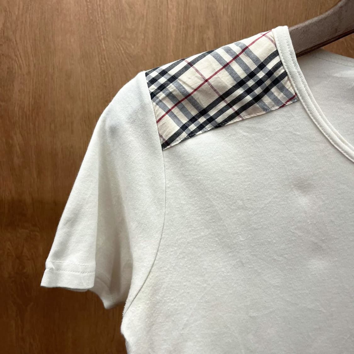 버버리 런던 반팔 티셔츠 노바체크 숄더 브이넥 로고 자수 디테일 화이트 상품이미지7