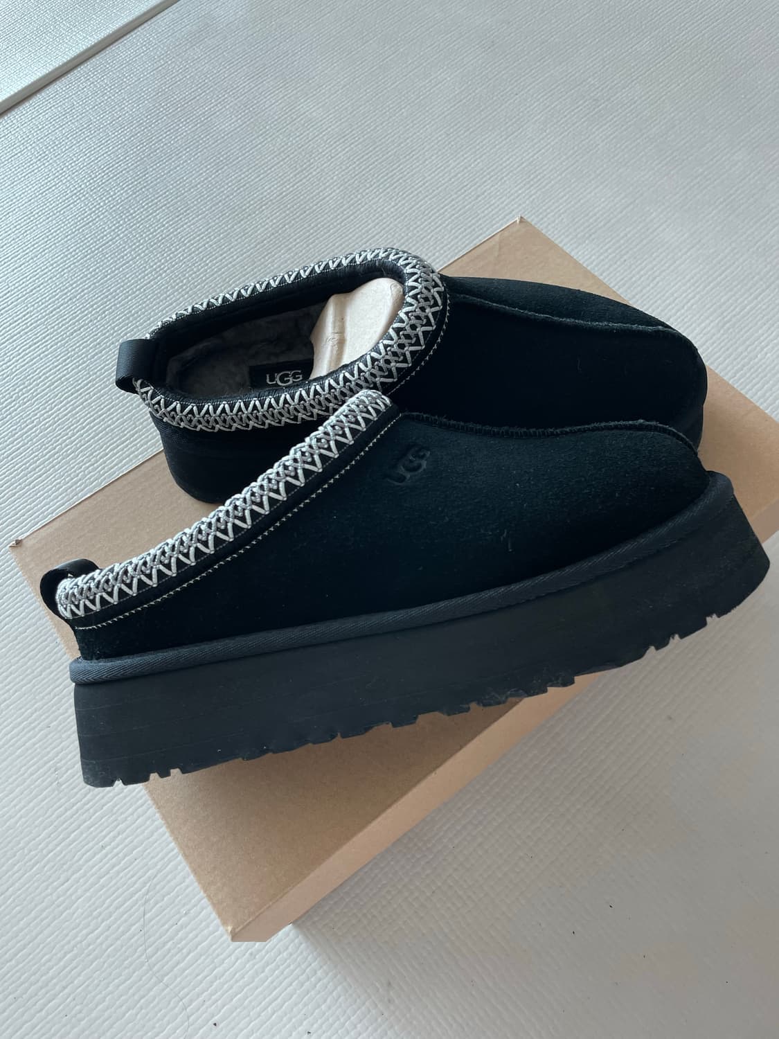 새상품 어그 타즈 블랙 240 상품이미지2