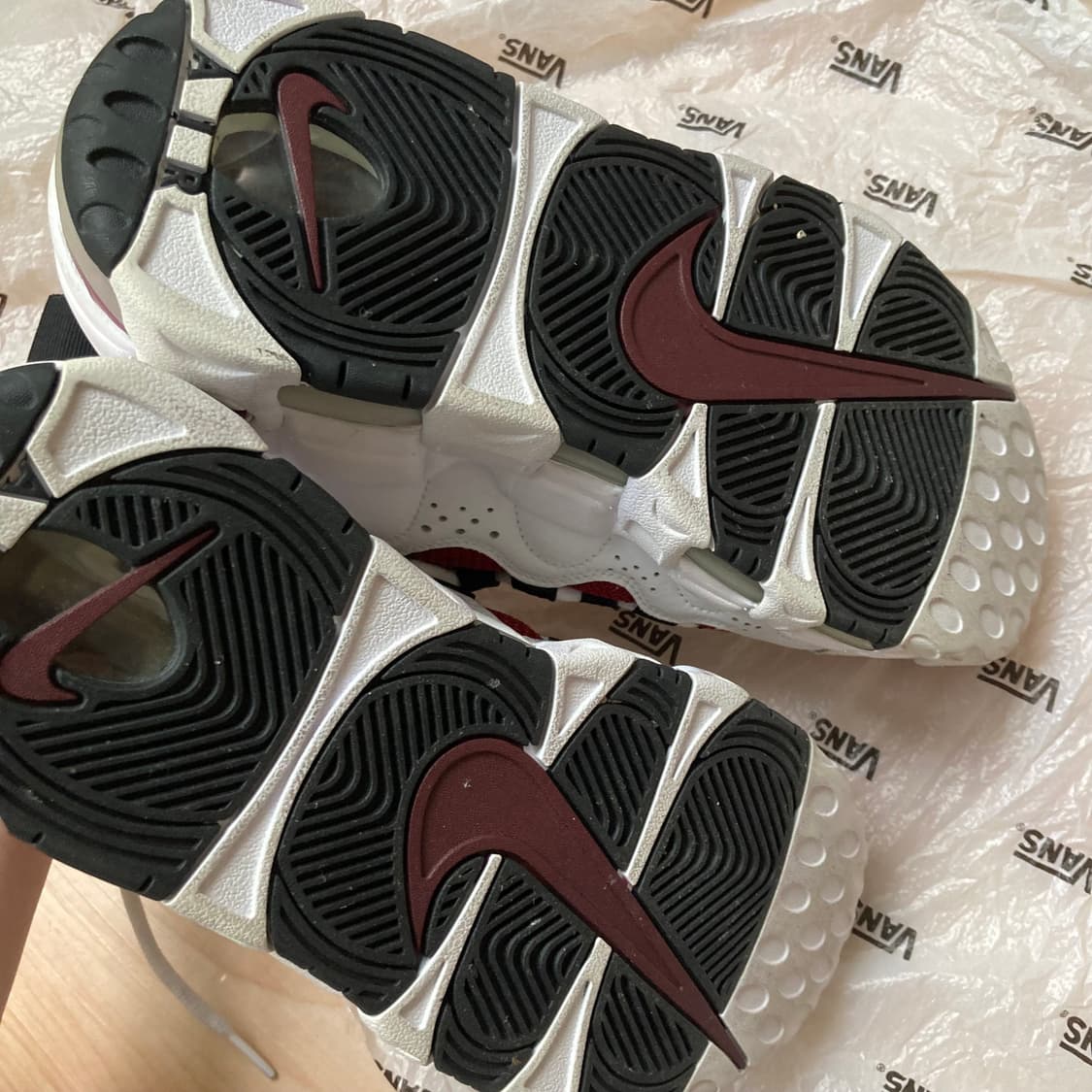 나이키 에어 모어 머니 화이트 블랙 팀레드  상품이미지3