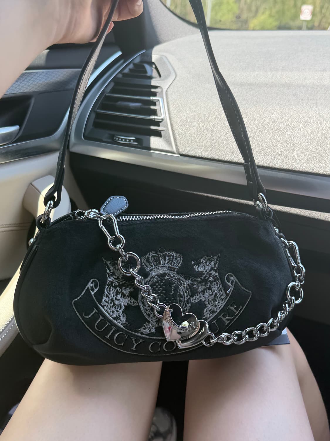 [프리뷰 세일] 쥬시꾸뀌르 블랙 벨벳 숄더백 상품이미지1