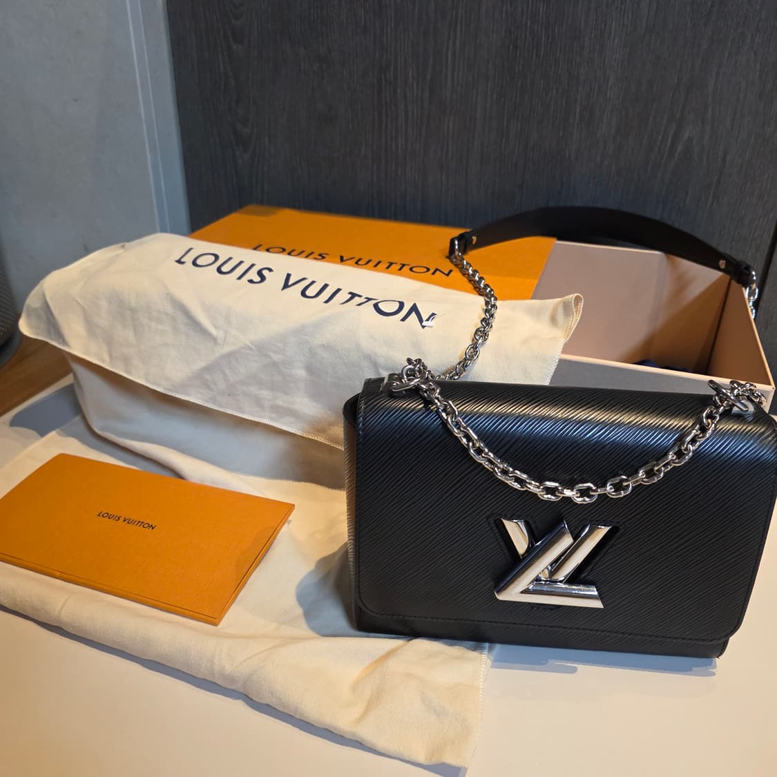 루이비통 트위스트 MM 블랙 에피 가죽 은장 상품이미지1