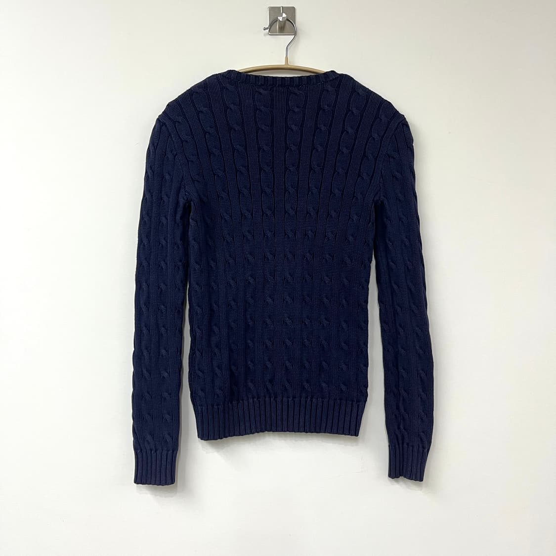 폴로 랄프로렌 딱붙핏 화이트 포니 네이비 꽈배기 니트 상품이미지3