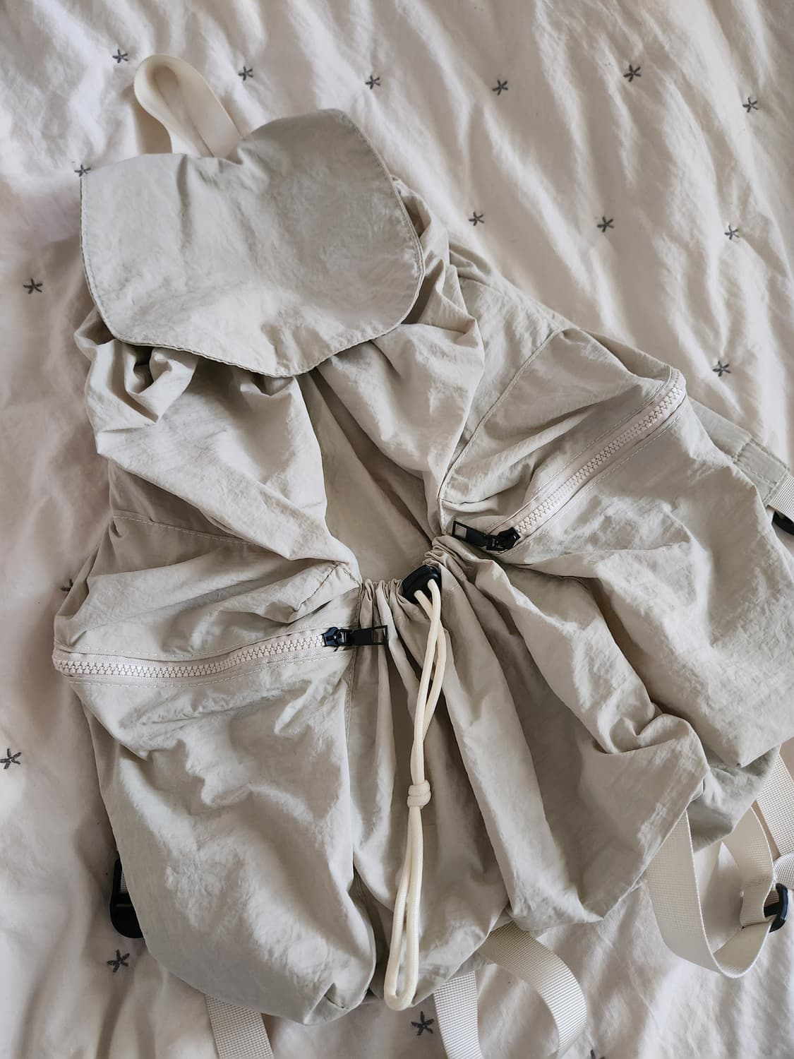 에이블리 나일론 경량 스트링 쓰리포켓 백팩 상품이미지1