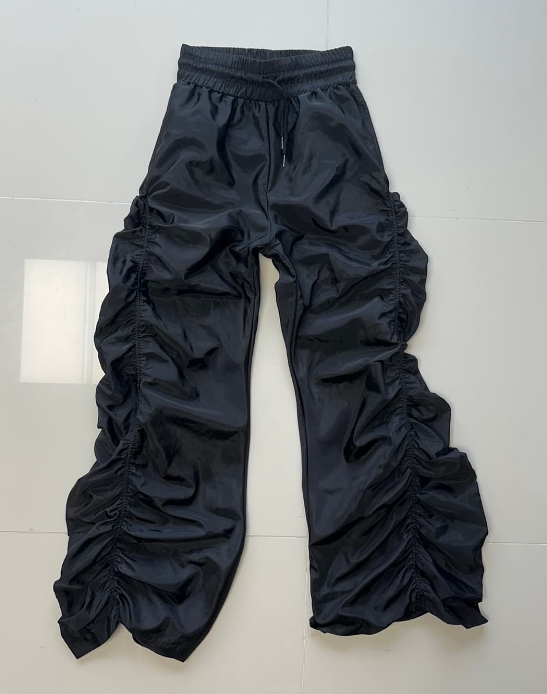 블랙 셔링 디테일 팬츠 상품이미지1