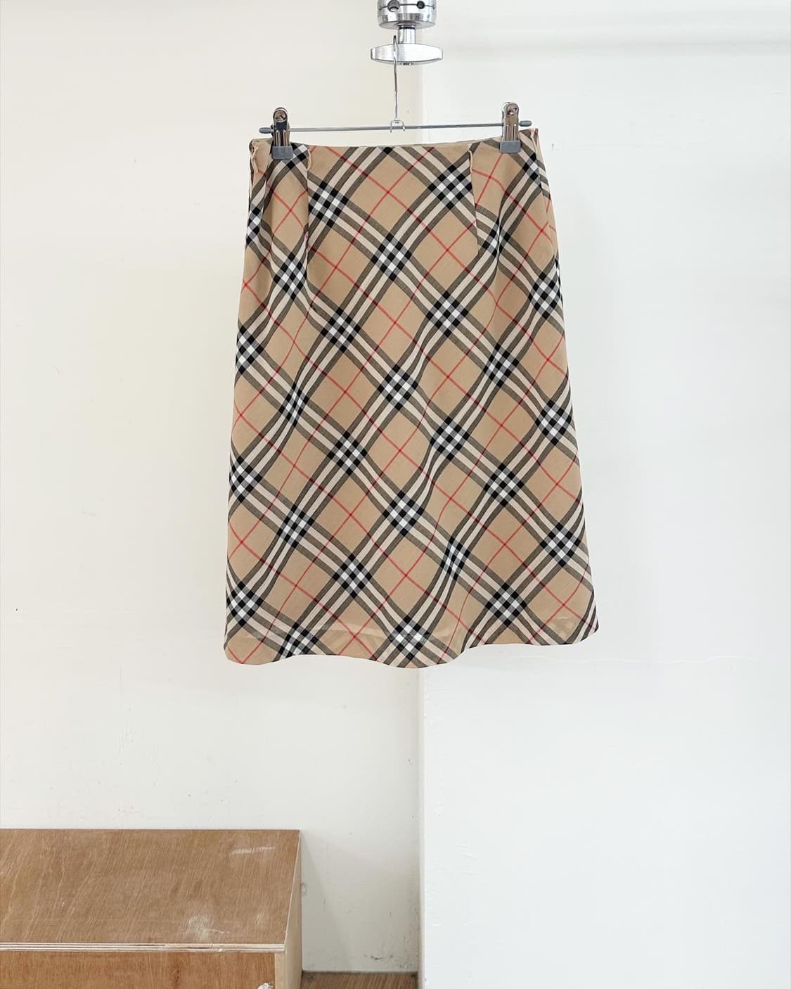 버버리 블루라벨 베이지 노바체크 미디 스커트  상품이미지4